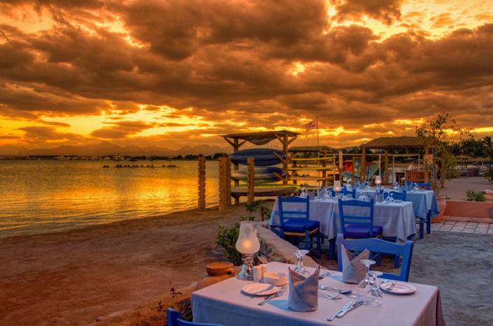 Club Paradisio Hotel El Gouna Morgan Restaurant Seaside table amazing Sunset