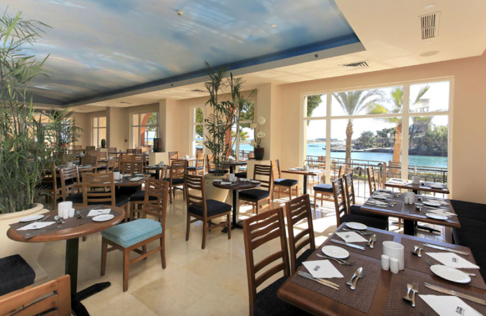 Oceana restaurant terrace Lunchtime 01 three corners
